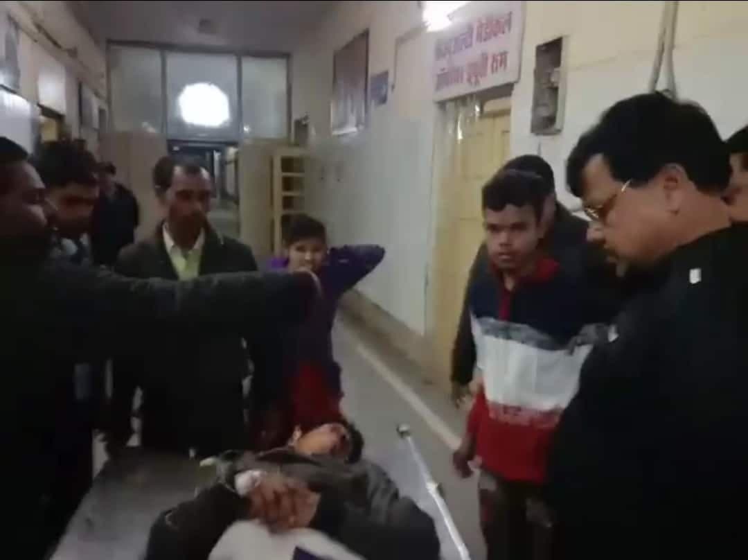मंत्री के पायलट वाहन ने मारी दो लोगों को टक्कर, ट्रॉमा सेंटर में भर्ती