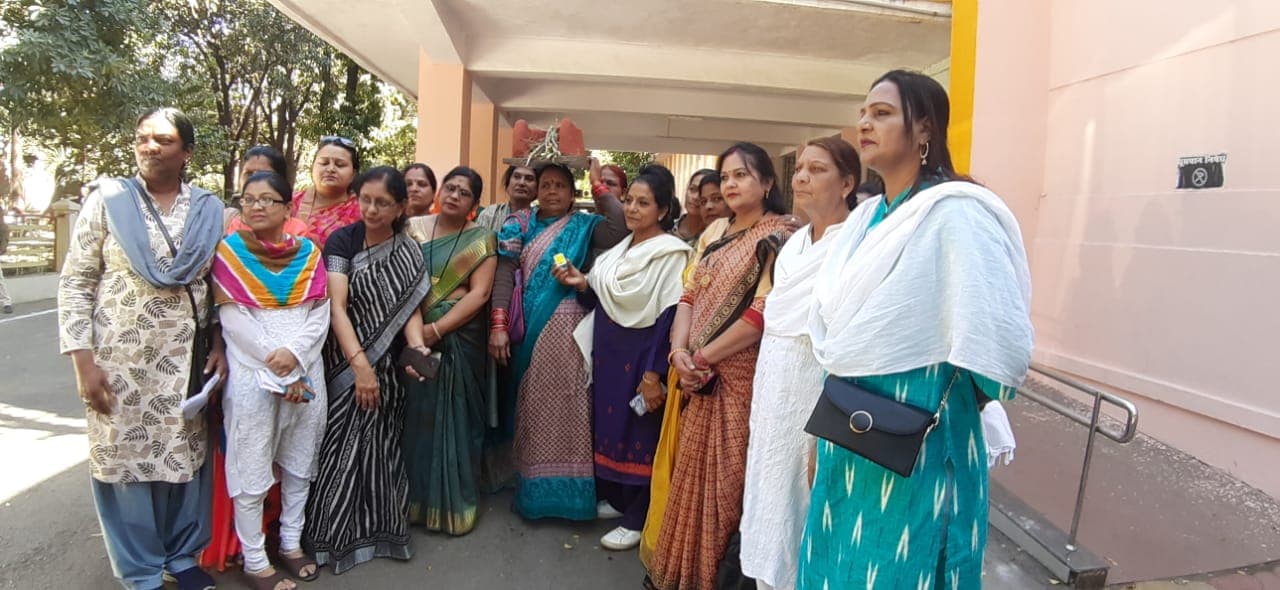 घरेलू गैस की बढ़ी हुई कीमत को लेकर महिला कांग्रेस का अनूठा प्रदर्शन