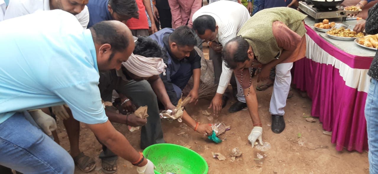 कांग्रेस विधायक राहुल सिंह ने थामी झाडू ,लोगों को  दिया स्वच्छता का संदेश