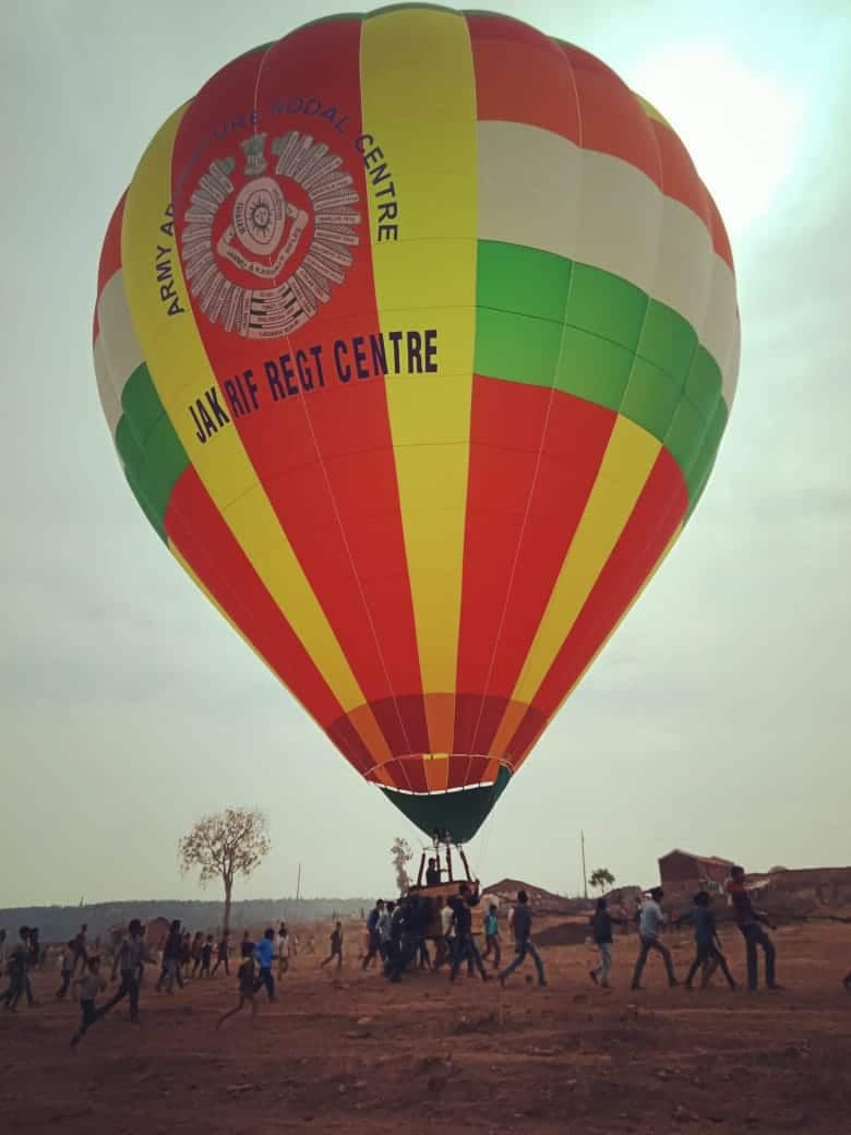 आर्मी का गुब्बारा गांव में उतरा