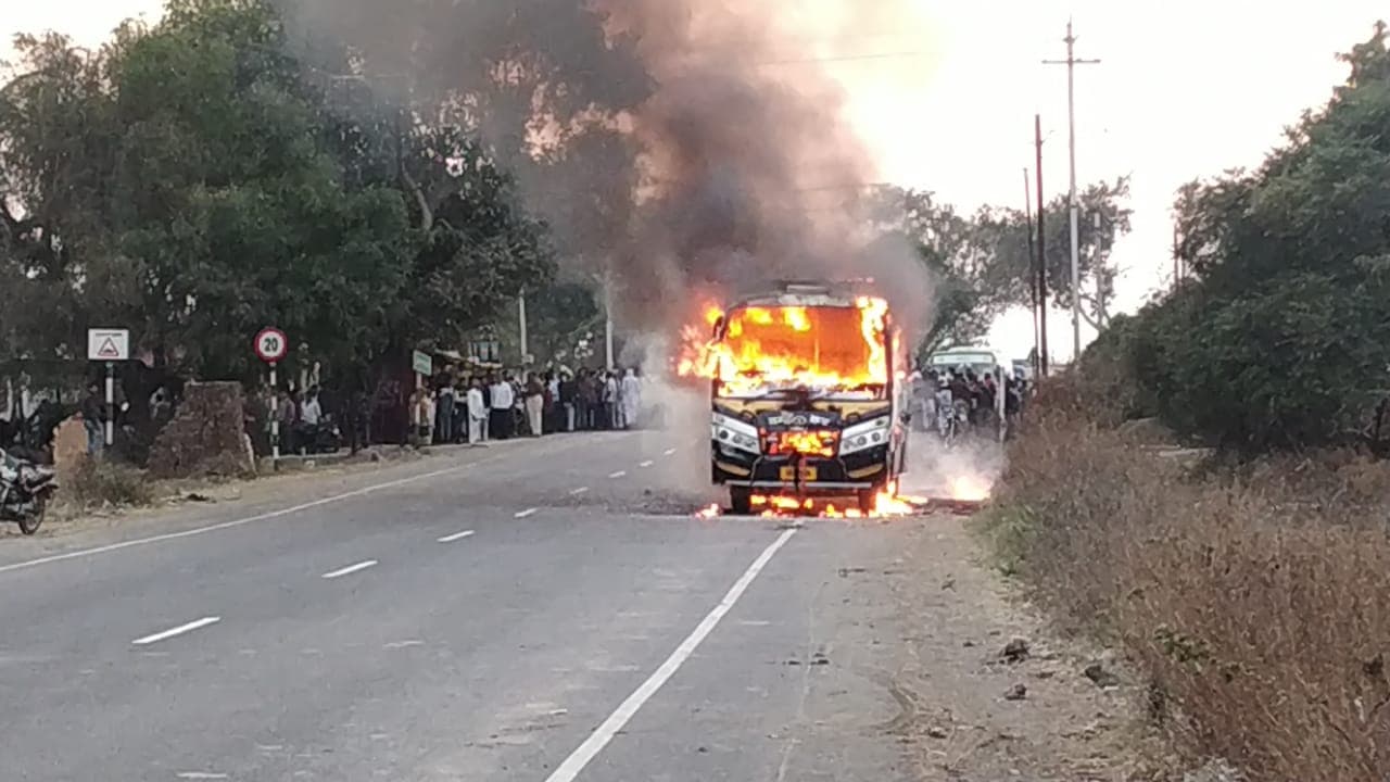 बस की टक्कर से 2 की मौत, गुस्साई भीड़ ने लगाई आग, फोड़े मोबाइल