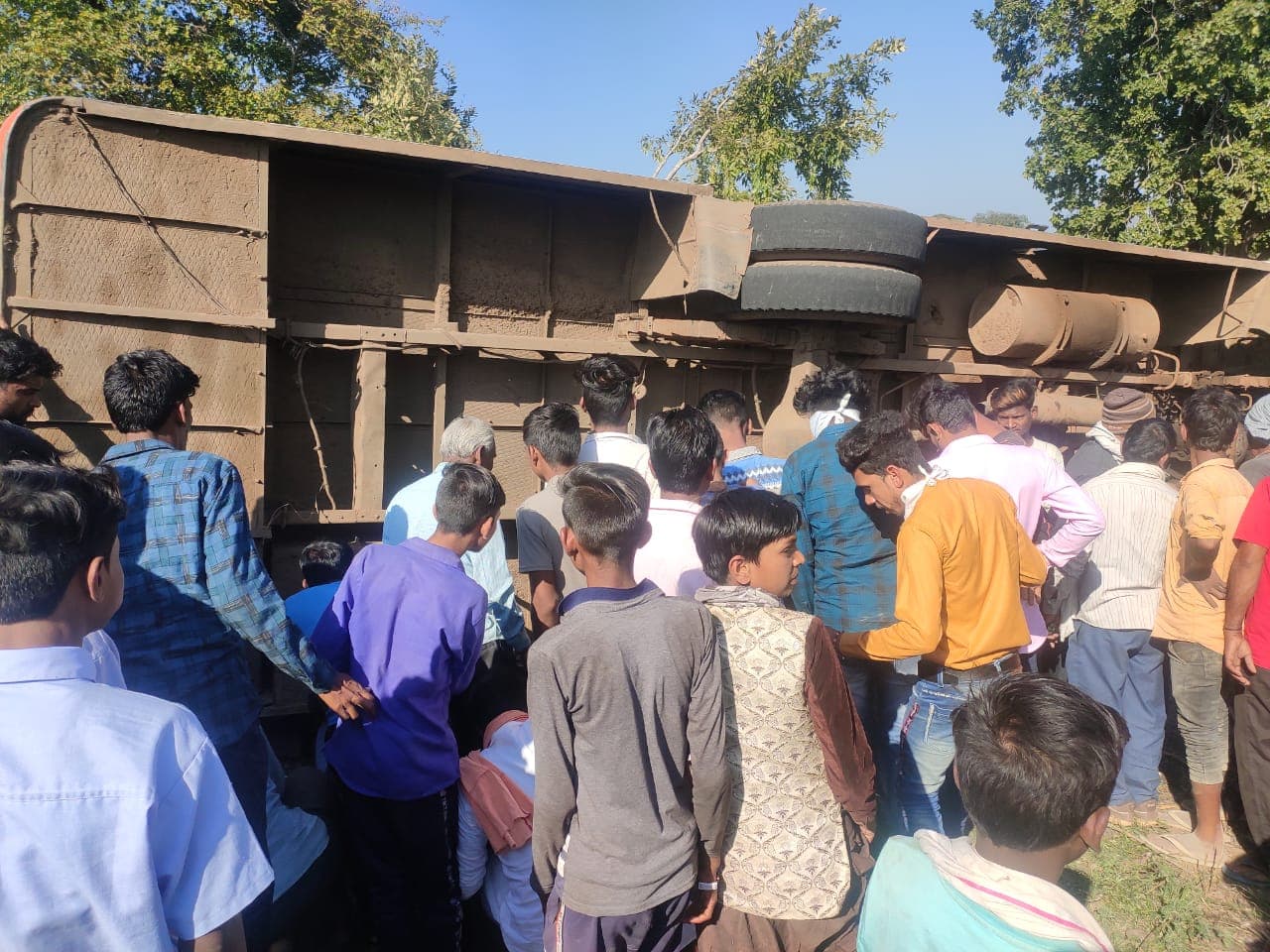 गुबरा के पास भीषण सड़क हादसा, घायलों की मदद के लिए पहुंचे नेता जी