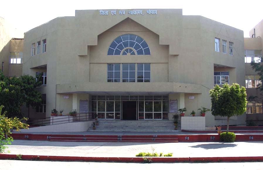 कोर्ट ने ईओडब्ल्यू को दिए कलेक्टर के खिलाफ जांच के आदेश