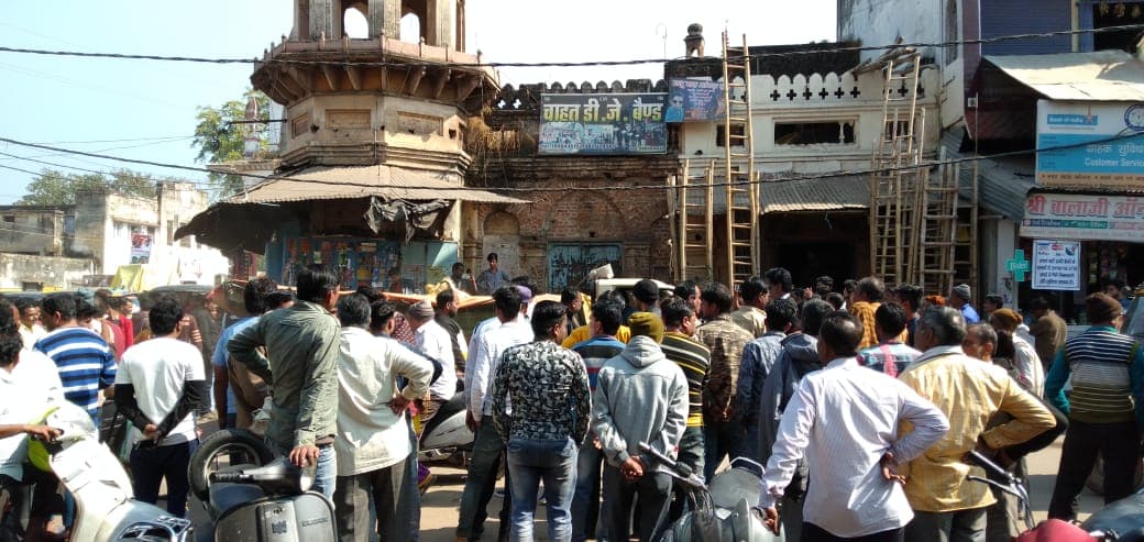 अतिक्रमण हटाने पहुंची नगर पालिका की टीम पर हमला, जख्मी हुए CMO