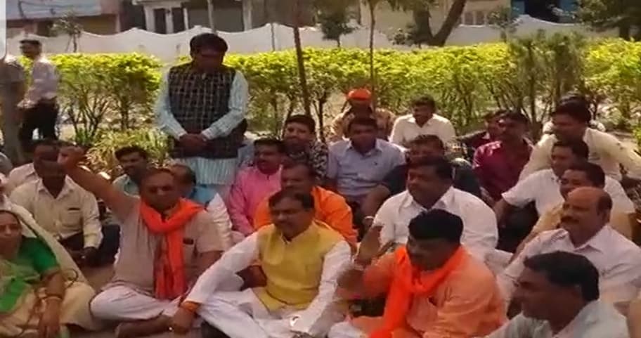 आज़ाद की प्रतिमा पर काला रंग करने के खिलाफ धरने पर बैठे BJP सांसद