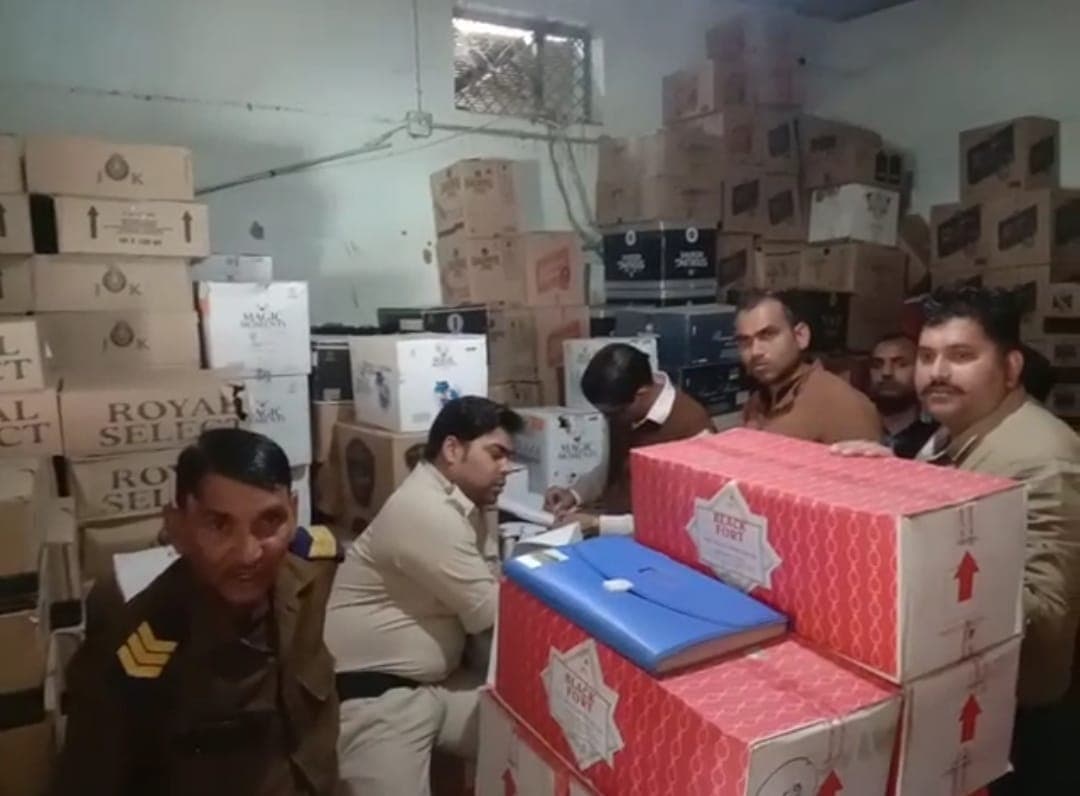 मैरिज गार्डन में अवैध भंडारण कर रखी चार लाख की शराब जब्त