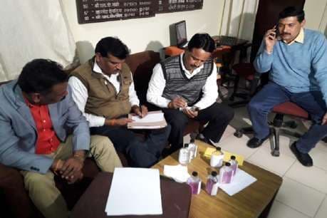 VVIP प्लेस में चल रही थी रिश्वतखोरी, एडिशनल ट्रेजरी ऑफिसर घूस लेते रंगे हाथों गिरफ्तार