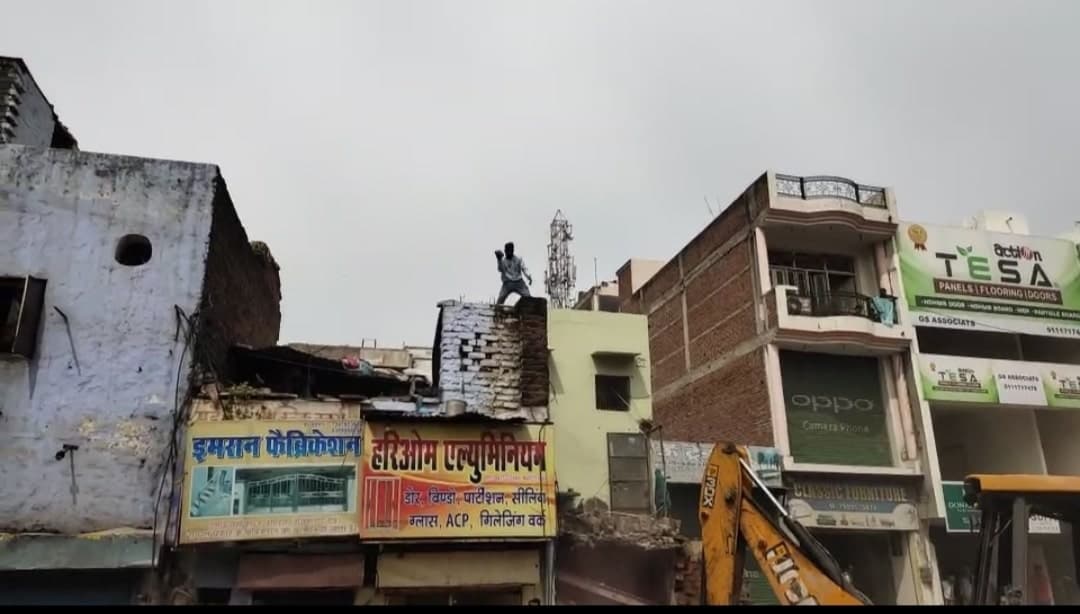 नगर निगम के अमले पर पत्थरबाज़ी, लोगों ने किया जमकर विरोध