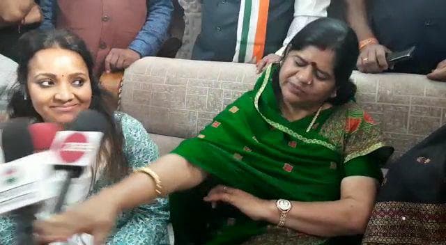 सिंधिया के सवाल पर भड़की कमलनाथ की मंत्री, मीडियाकार्मियों के माइक पर उतारा गुस्सा