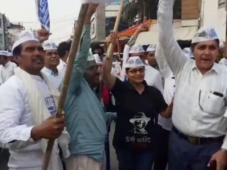 दिल्ली की जीत का नज़ारा इंदौर में, आप कार्यकर्ताओ ने सड़कों पर मनाया जश्न