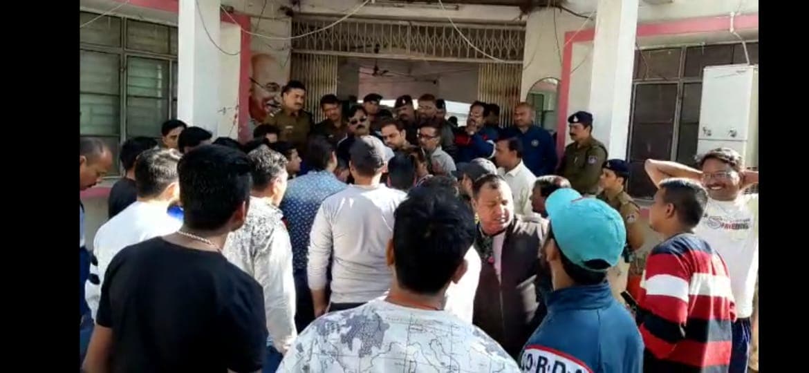 वकील का चालान काटना थाना प्रभारी को पड़ गया भारी