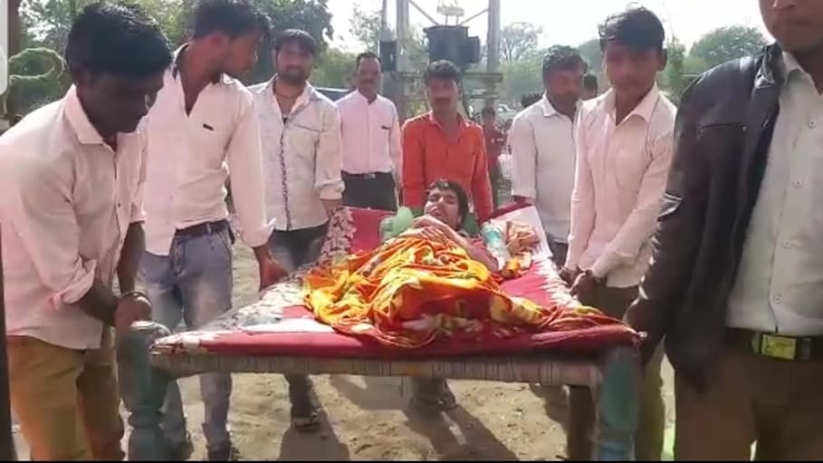 चारपाई पर सवार होकर आए फरियादी की मंत्री ने की तत्काल सहायता