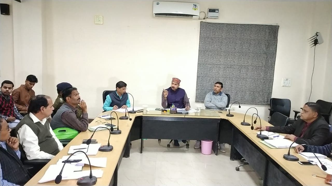 विधायक की अफसरों से दो टूक, काम नहीं हुए तो ठेकेदारों पर कराऊंगा FIR