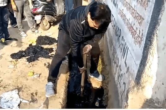 नाली की सफाई करते दिखे कमलनाथ के मंत्री, वीडियो वायरल