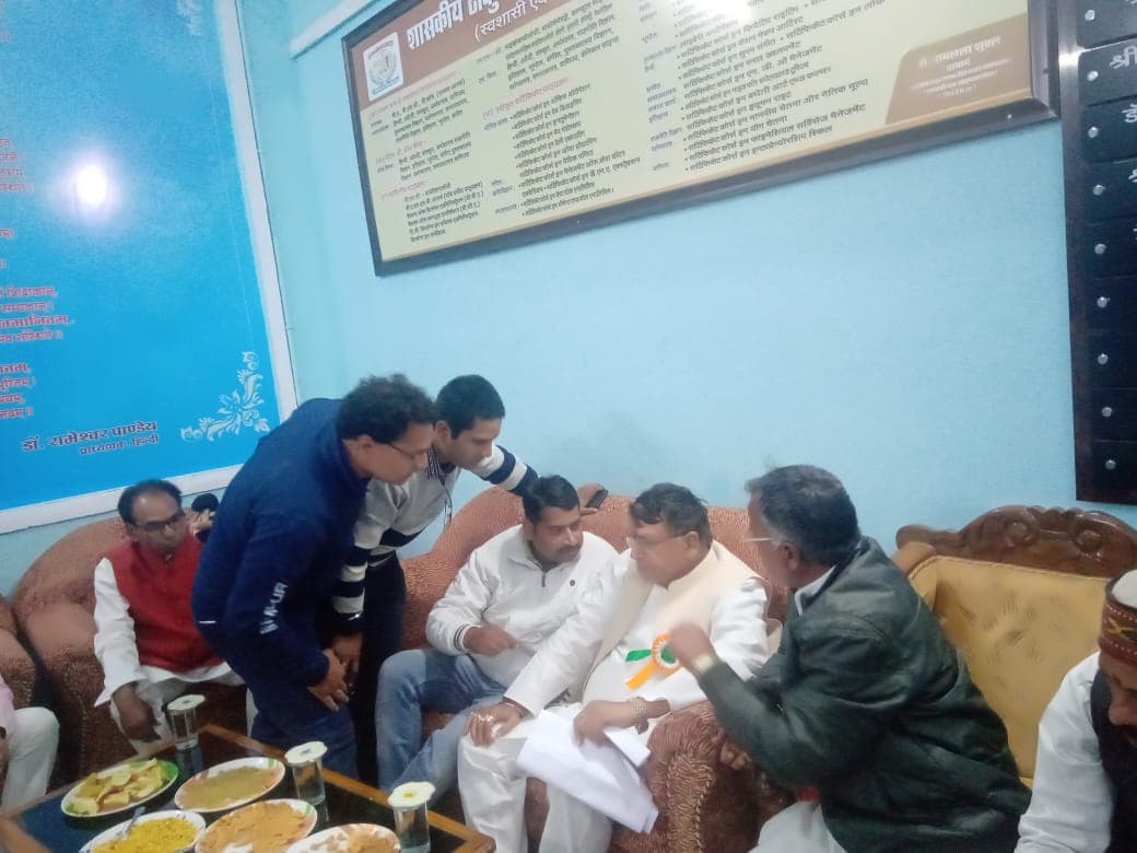 पी सी शर्मा और नकुलनाथ ने अतिथि विद्वानों को दिया आश्वासन