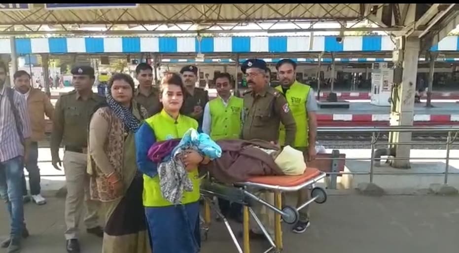 महिला ने चलती ट्रेन में दिया बच्ची को जन्म