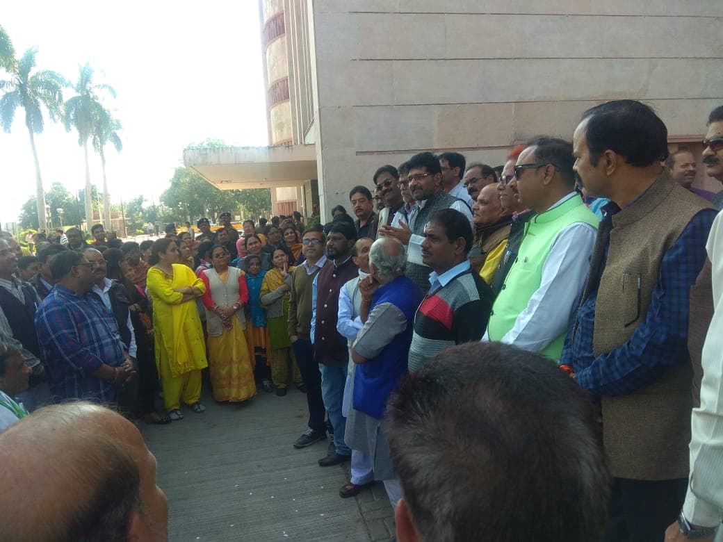 महंगाई भत्ते की मांग को लेकर कर्मचारी हुए लामबंद
