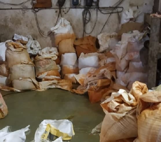 गंदगी के बीच चल रहा था मसाले बनाने का काम, तीन विभागों की टीम ने की छापामार कार्रवाई