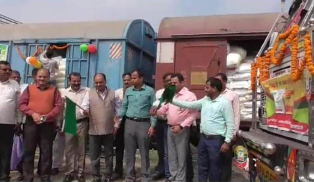 किसानों के लिये लगा खाद का रैक, अब सस्ते दर पर मिलेगी खाद