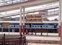 ट्रेन में चढ़ने की कोशिश में मां-बेटा फिसले, बड़ा हादसा टला