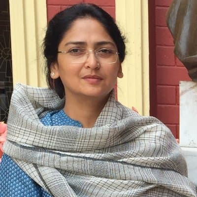 रेल मंत्री के ट्वीट पर अमृता राय का तंज
