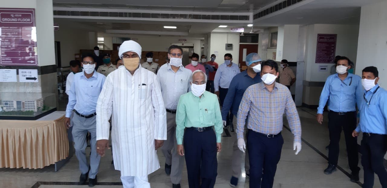 कोरोना वायरस: केंद्रीय राज्य मंत्री प्रहलाद सिंह पटेल ने मेडिकल अस्पताल पहुंचकर तैयारियों का लिया जायजा