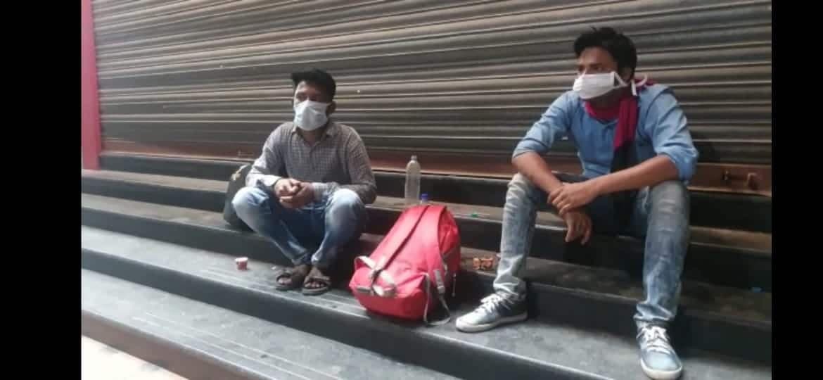 दिल्ली से पैदल चलकर जबलपुर पहुंचे दो युवक, पुलिस ने दिखाई दरियादिली