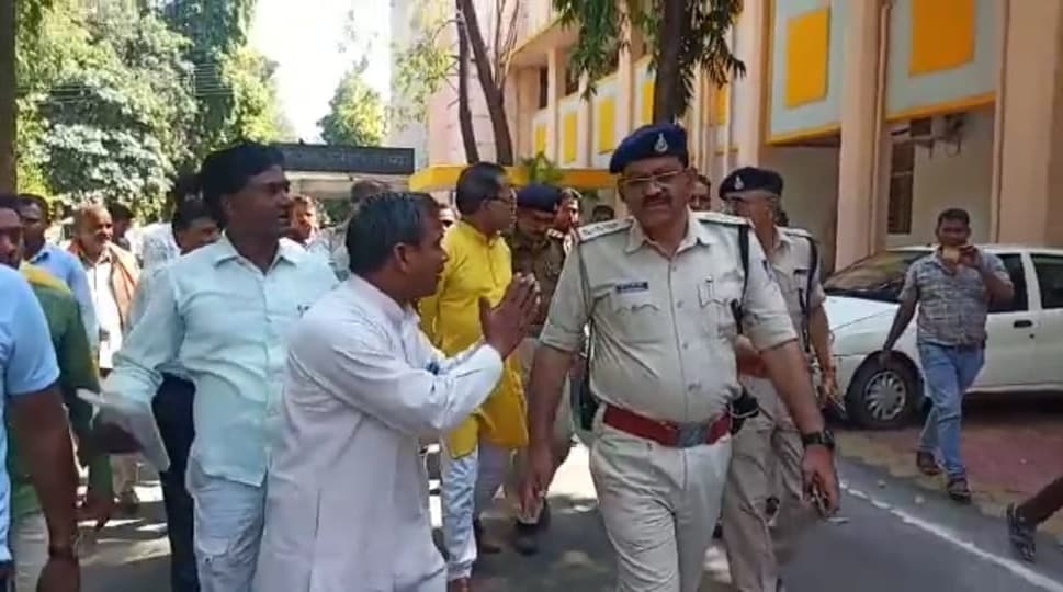 धान तुलाई के दो माह बाद भी नहीं मिला किसानों को पैसा,किसानों ने लगाए भ्रष्टाचार के आरोप