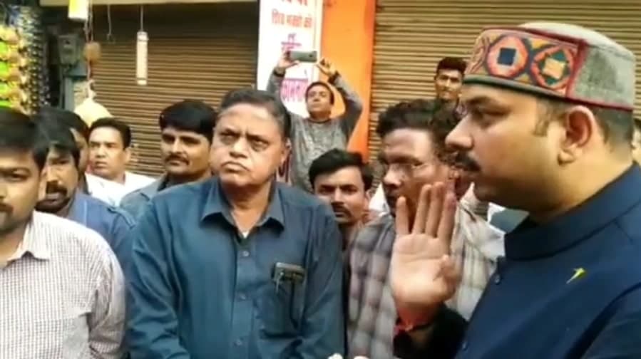 मंत्री ने पैर छुए, विधायक ने लगाई फटकार