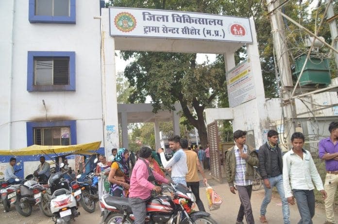 जिला अस्पताल में दवाइयों की किल्लत से मरीज परेशान