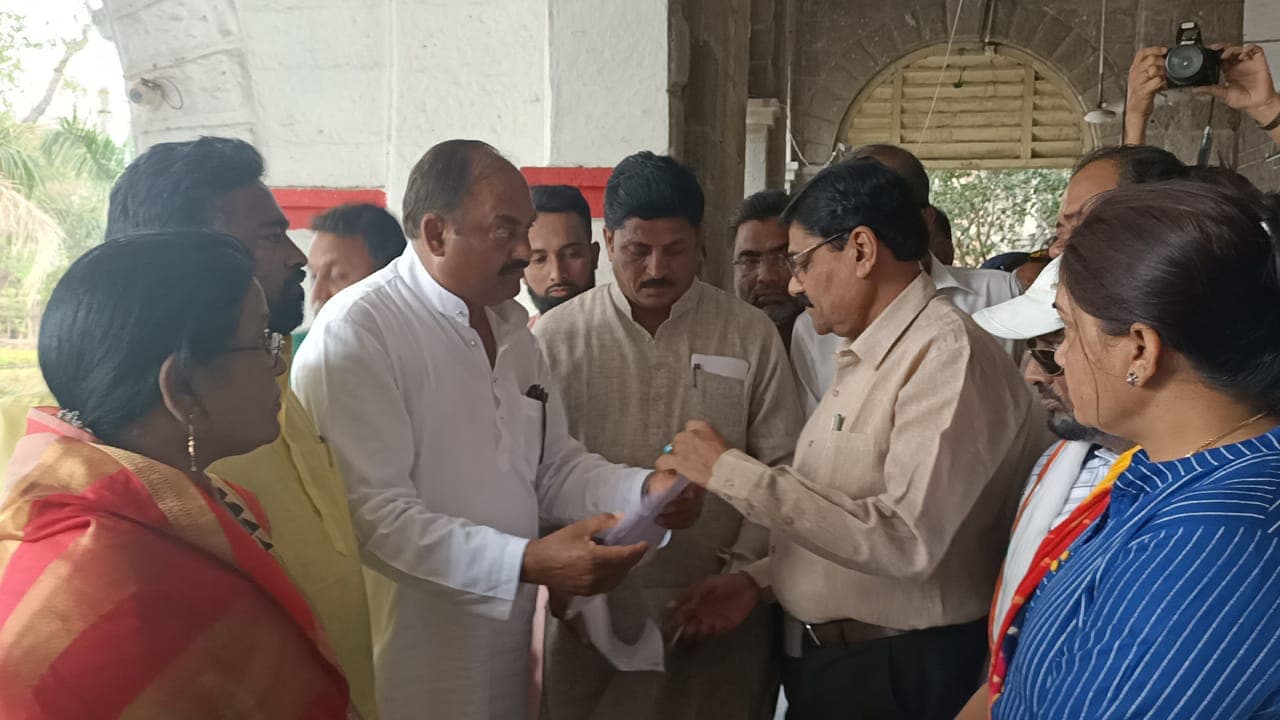 कांग्रेस ने राज्यपाल को सौंपा ज्ञापन, बंधक विधायकों को रिहा करने की मांग