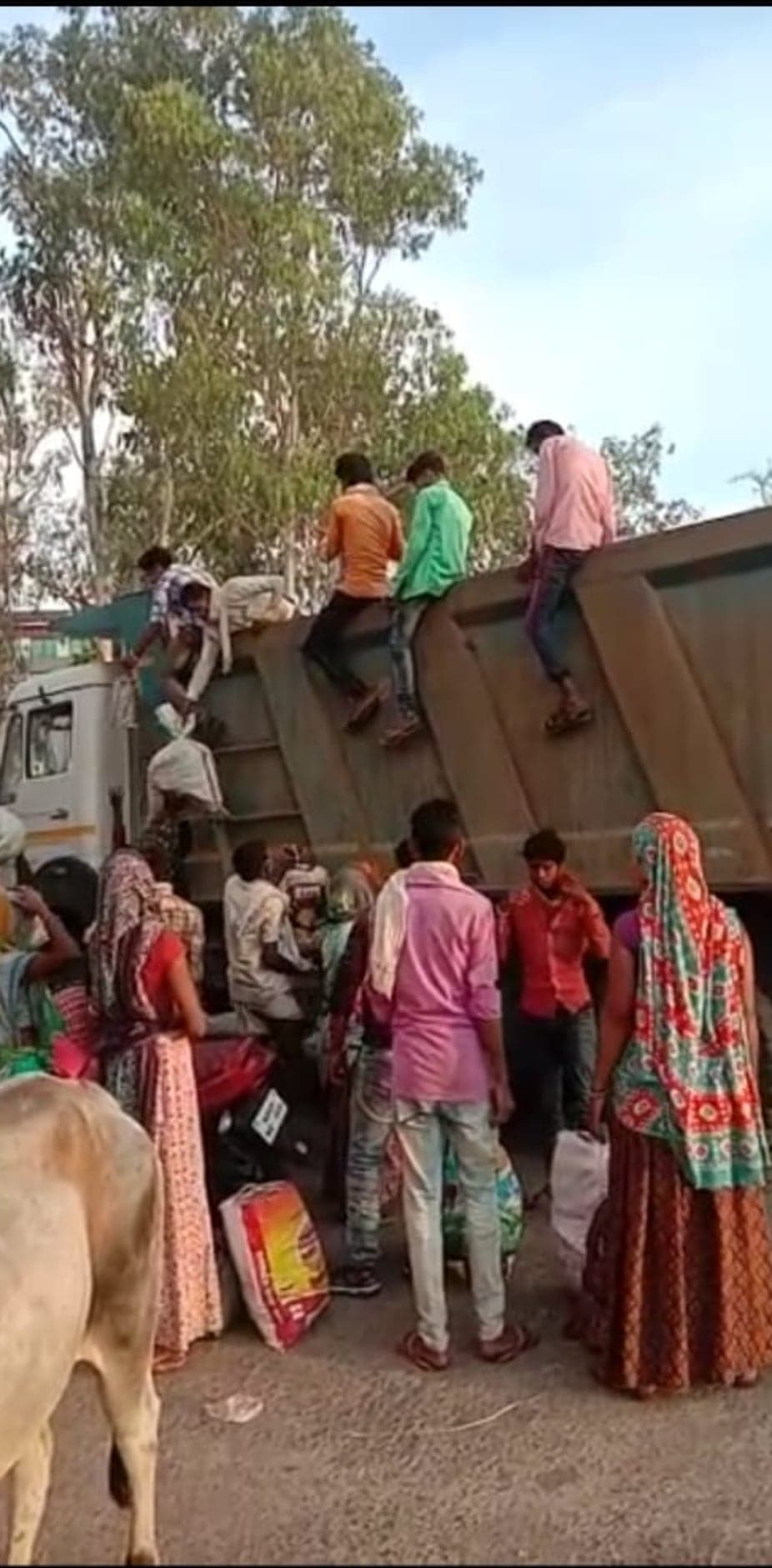 लॉकडाउन: साधन नहीं मिलने से रेलवे ट्रैक पकड़कर सीहोर पहुंचे मजदूर, पुलिस ने ट्रक से रतलाम भेजा