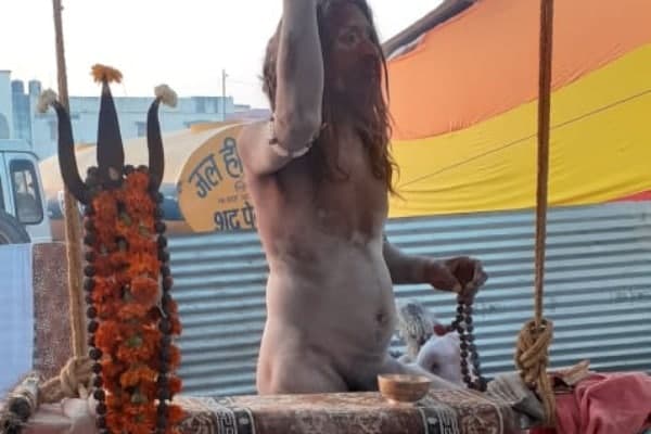 नर्मदा गौकुंभ: सालों से एक पैर पर खड़े है ये नागा बाबा