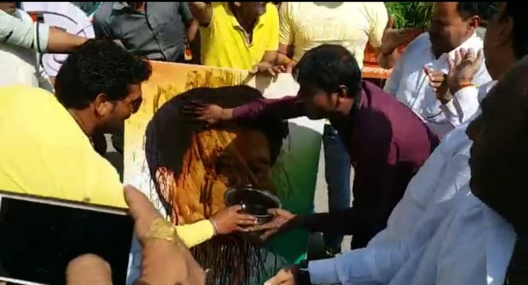 आक्रोशित कांग्रेस कार्यकर्ताओं ने सिंधिया के पोस्टर पर पोती कालिख़