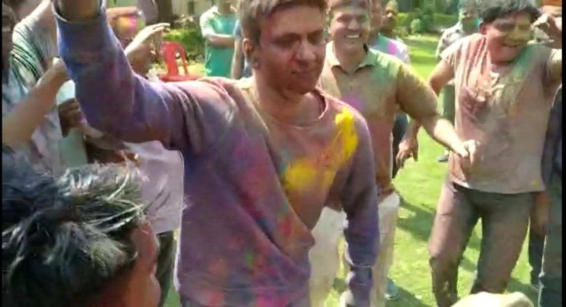 डीजे पर जमकर नाचे एसपी, एएसपी और पुलिस स्टाफ