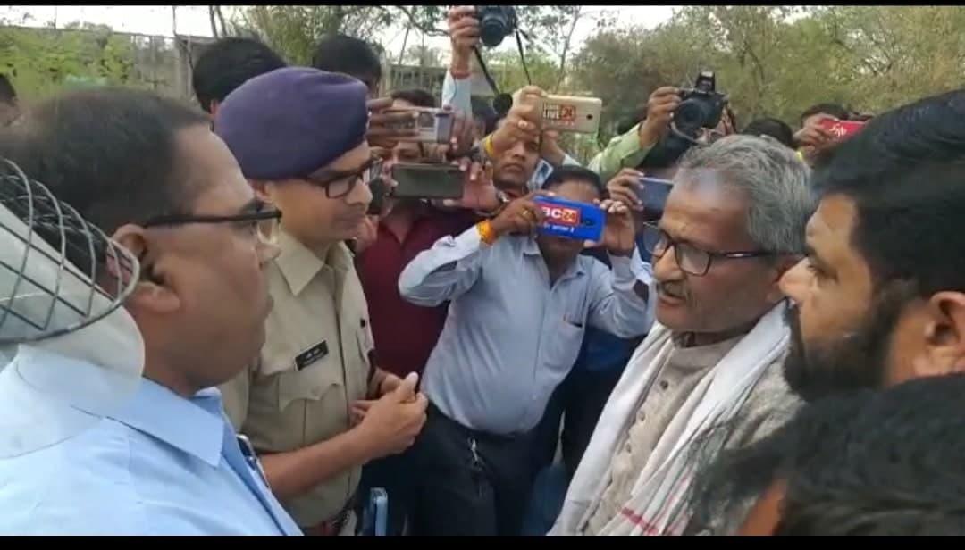 BJP विधायकों का रिसॉर्ट घेरने पहुंचे कांग्रेस कार्यकर्ता, पुलिस से विवाद, जमकर हंगामा