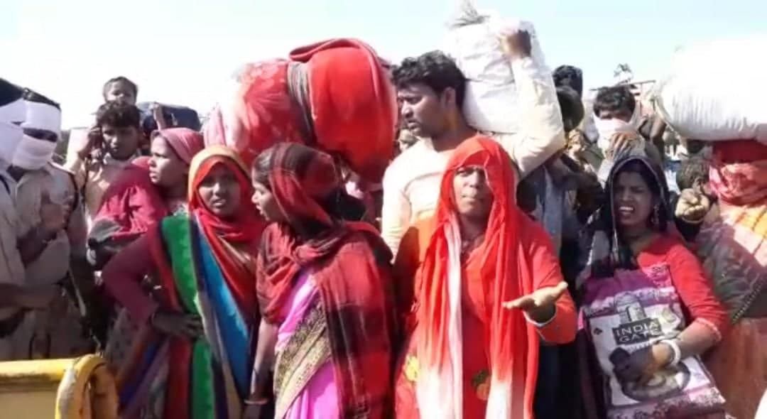 कोरोना के साथ भूख-प्यास और सोशल इग्नोरेंस के शिकार गरीब, एमपी-यूपी बार्डर सील, सैंकड़ों मज़दूर फंसे