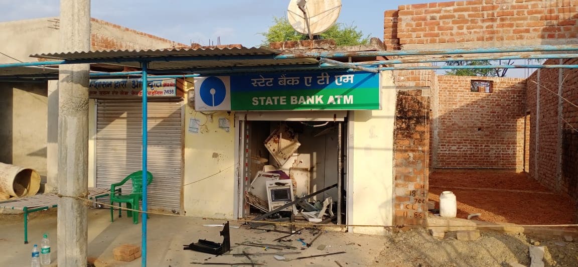 बारूद से एटीएम में ब्लास्ट कर लूटे लाखों रुपए