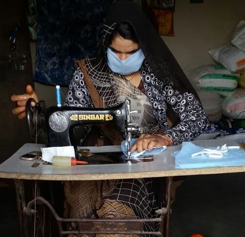 कोरोना से लड़ाई में महिलाओं ने संभाला मोर्चा, संक्रमण रोकने 4500 मास्क बनाए