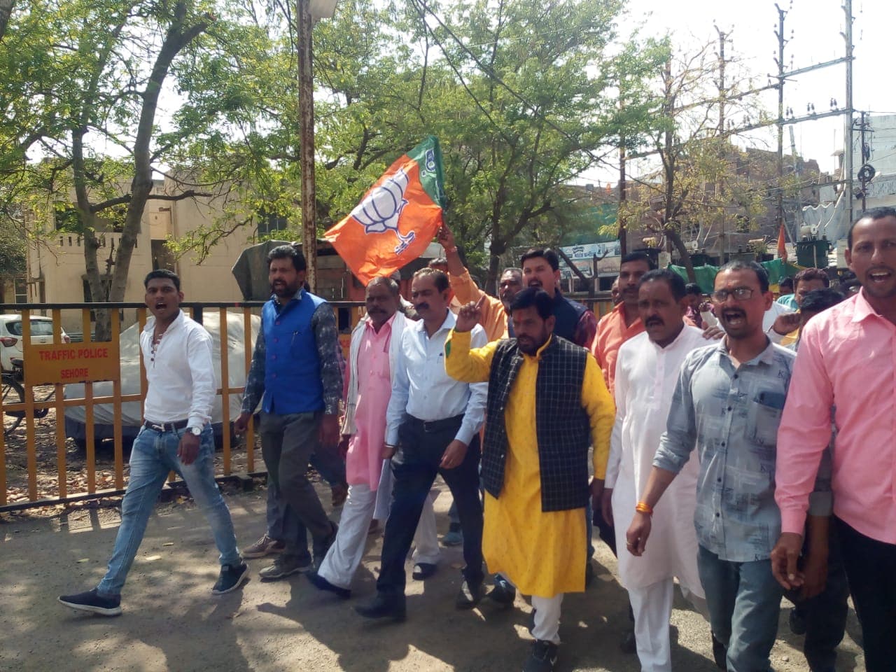 भाजपा कार्यकर्ताओं ने कांग्रेस सरकार के खिलाफ कोतवाली चौराहे पर किया प्रदर्शन