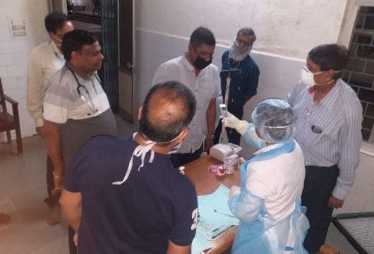 कोरोना: जिला अस्पताल पहुंचकर BJP विधायक ने डॉक्टरों को किया अलर्ट