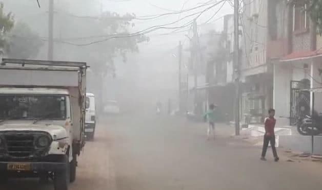 मार्च के महीने में आसमान पर छाया कोहरा, किसान हो सकते हैं परेशान