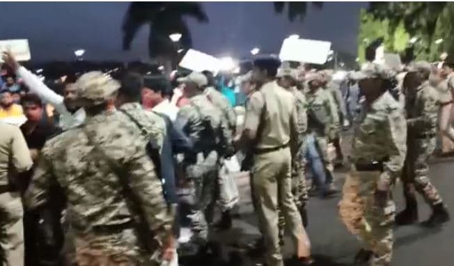 सिंधिया को दिखाए काले झंडे, गाड़ी पर पथराव का आरोप, भाजपाईयों ने घेरा थाना