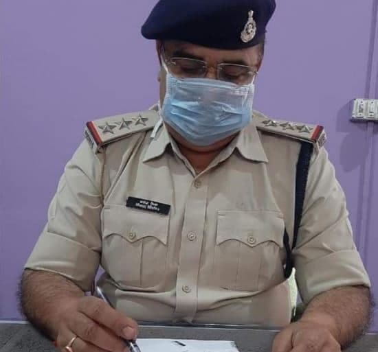 कोरोना की दहशत, मास्क लगाकर काम कर रहे पुलिसकर्मी
