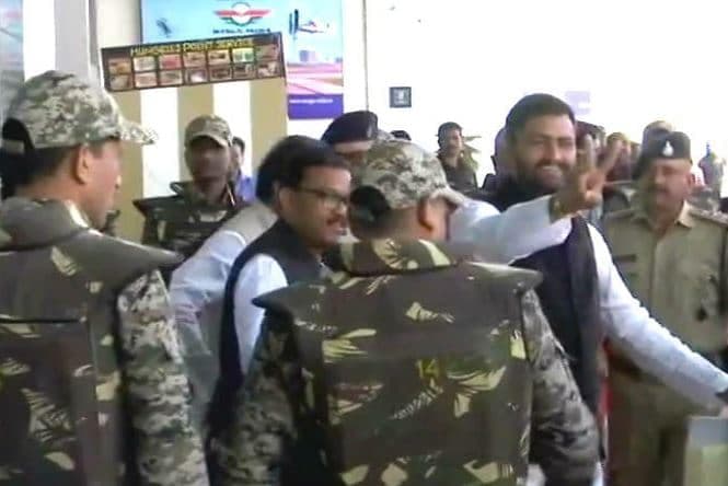 होटल पहुंचे कांग्रेस विधायक, दिखाया विक्ट्री का साइन, थोड़ी देर में CM पहुंचेंगे मिलने