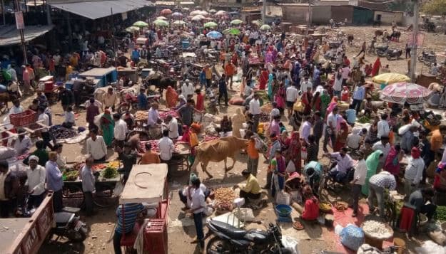 CORONA: मंदिर-मॉल पर ताले, लॉक डाउन के डर से बाजारों में उमड़ रही भारी भीड़