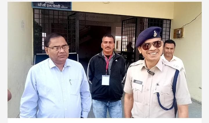 गड़बड़ियों के बाद इस परीक्षा केन्द्र का निरीक्षण करने पहुंचे ADM-ASP