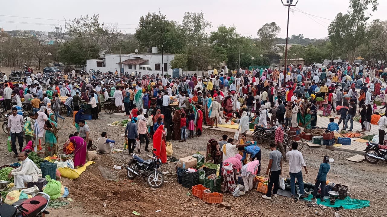 सब्जी बाजार में उमड़ी 2 हजार की भीड़, प्रशासन बेपरवाह