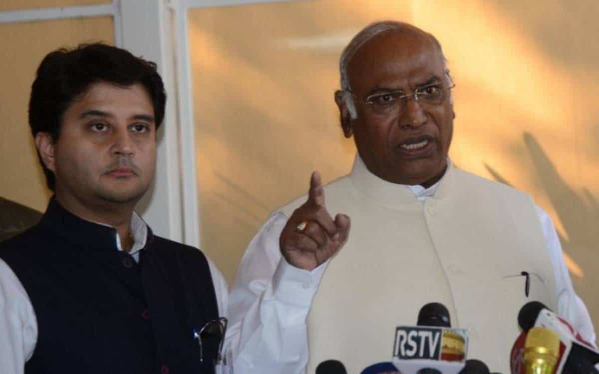 कांग्रेसी नेता मल्लिकार्जुन खड़गे का बयान, बहुत समझाया पर नहीं माने सिंधिया