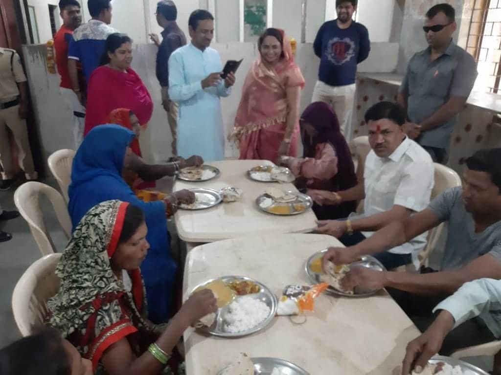 दीनदयाल अंत्योदय रसोई केंद्र का विधायक, कलेक्टर, नपाध्यक्ष ने किया शुभारंभ